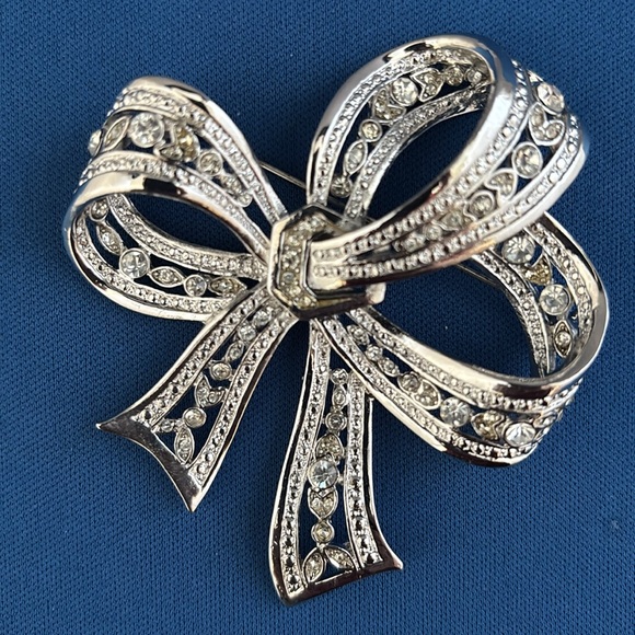 NOWT Elegant Silver With White Crystals Bow Brooch - Picture 1 of 12